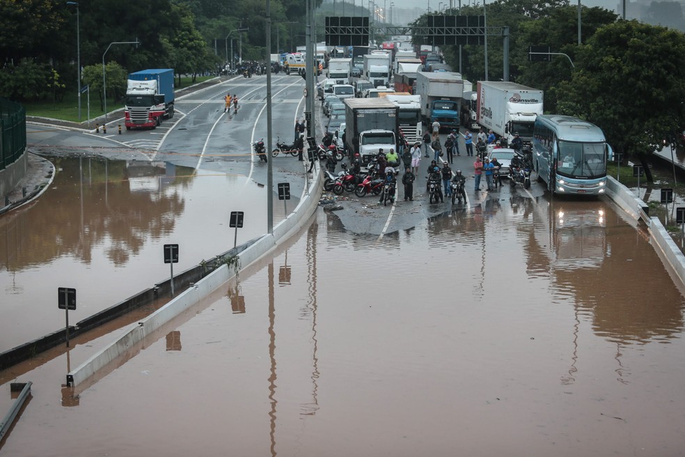Alagamento causado por forte chuva na altura da Ponte da Casa Verde, na zona norte de São Paulo, na manhã desta segunda-feira (11) — Foto: Felipe Rau/Estadão Conteúdo