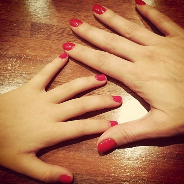 Ticiane Pinheiro e Raffa, com unhas iguais (Foto: Reprodução/Instagram)