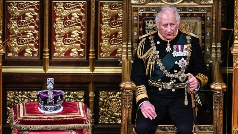 Rainha foi representada pelo príncipe Charles durante a abertura do Parlamento (Foto: WPA Pool via BBC News)