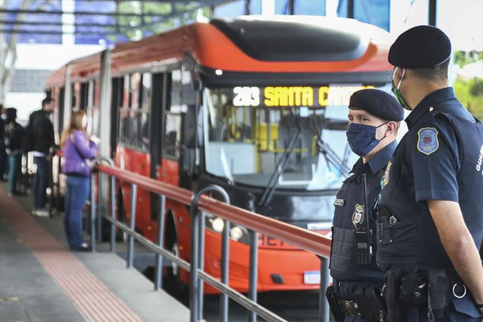 Linhas de ônibus serão reforçadas para as provas do Enem, em Curitiba— Foto: Luiz Costa/SMCS