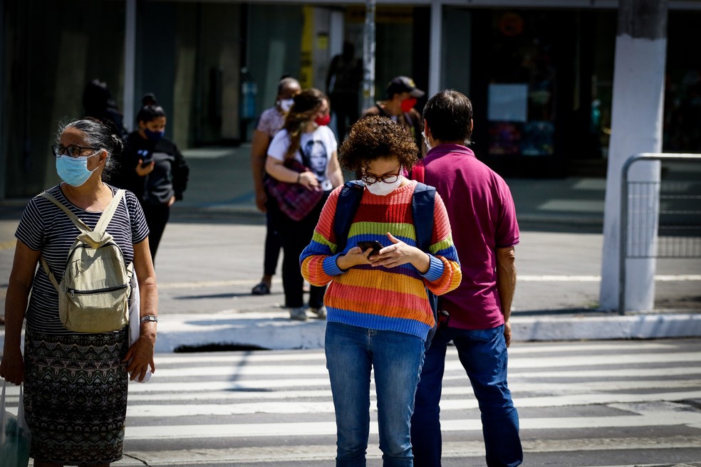 Pedestres com máscara de proteção contra o coronavírus na região do Morumbi, na Zona Sul de São Paulo. — Foto: ALOISIO MAURICIO/FOTOARENA/ESTADÃO CONTEÚDO