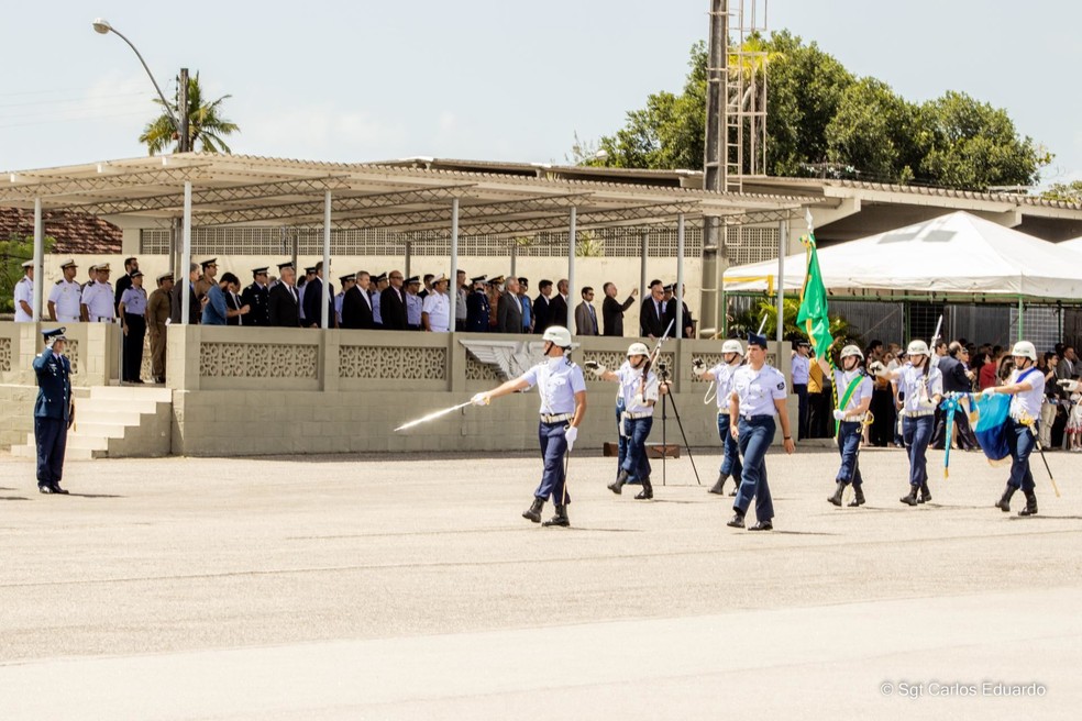 Militares desfilam durante cerim&ocirc;nia em alus&atilde;o aos 80 anos da Base A&eacute;rea de Natal &mdash; Foto: Carlos Eduardo/FAB
