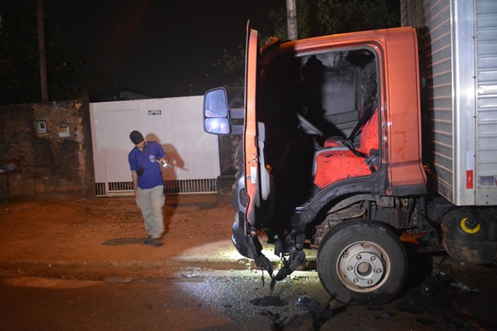 Caminhão é incendiado em Ariquemes — Foto: Jefferson Sanches/190 Urgente