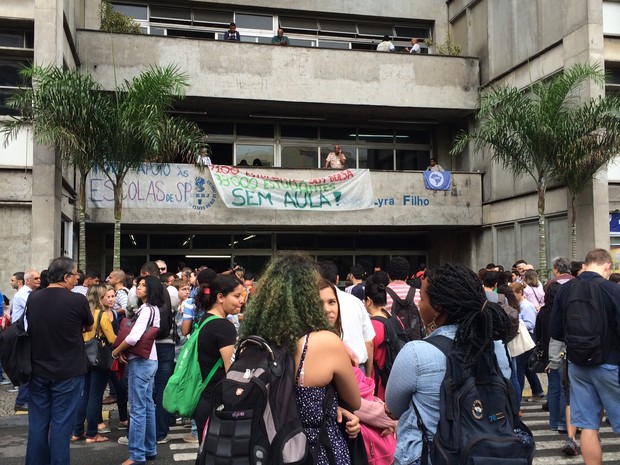 Estudantes protestam em frente a Uerj (Foto: Marcelo Elizardo/G1)