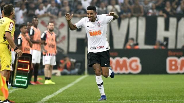 Gustagol comemora o segundo gol do Corinthians