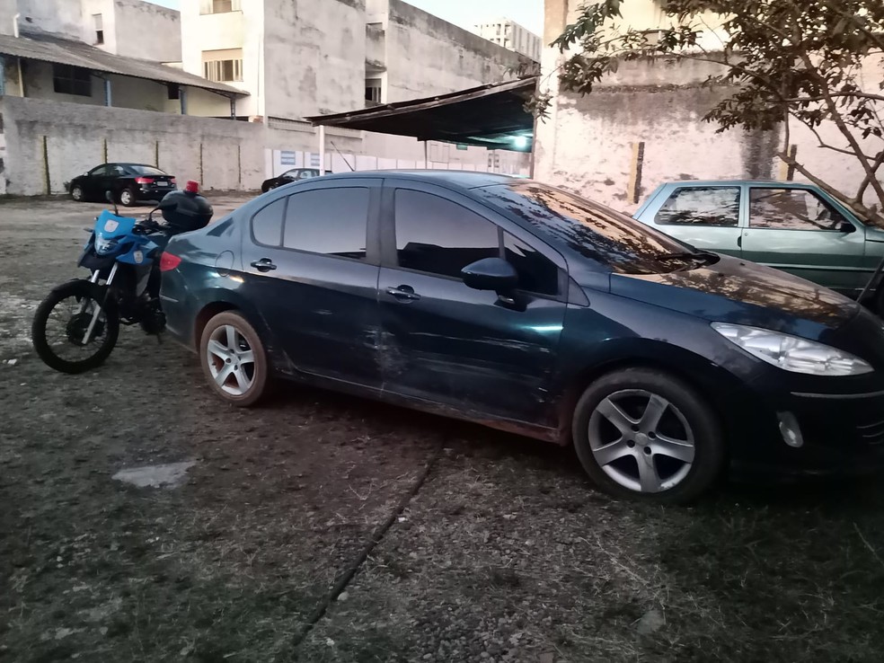 Carro tinha rastreador e foi encontrado em um estacionamento de Campos — Foto: Phelipe Soares/G1