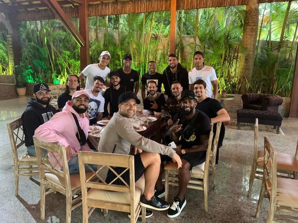 Jogadores do Flamengo posam para foto duranta jantar em dia de folga — Foto: Divulgação