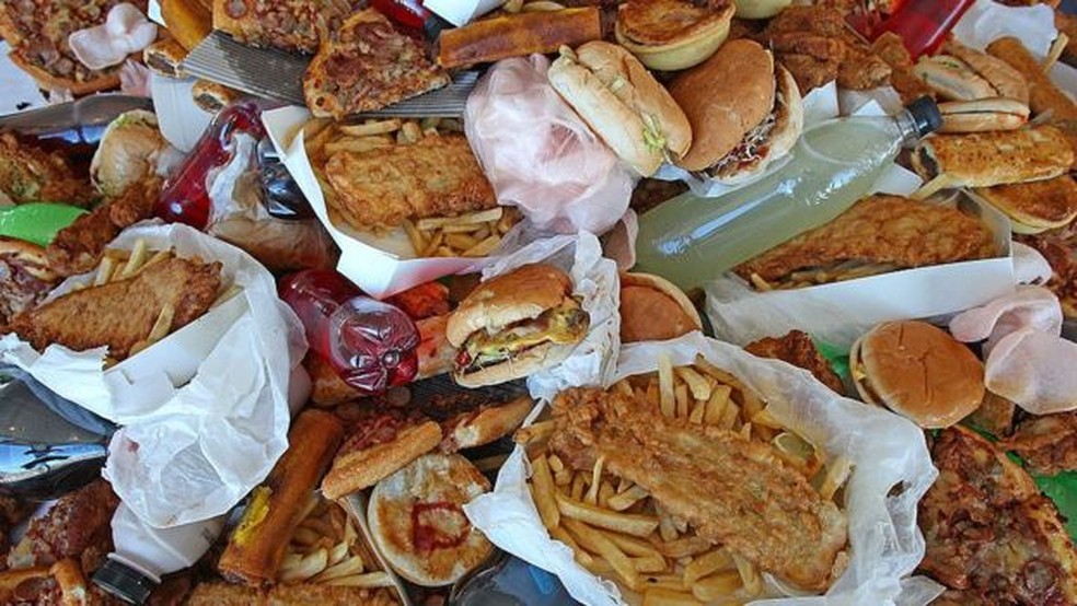 O preço mais baixo de alimentos que não são saudáveis está associado a um risco maior de obesidade para os mais pobres — Foto: Getty Images/BBC
