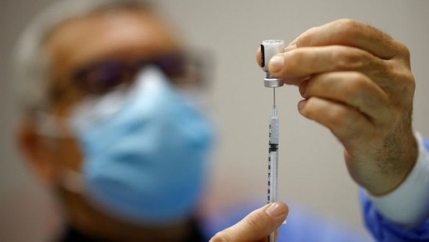 BBC Governo Bolsonaro recusou 70 milhões de doses da vacina da Pfizer em agosto (Foto: REX FEATURES via BBC)