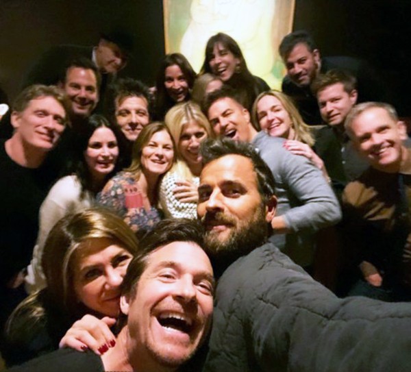 Jennifer Aniston, Justin Theroux, Courteney Cox, Jason Bateman, Will Arnett e Jimmy Kimmel com amigos no Dia de Ação de Graças em 2019 (Foto: Instagram)