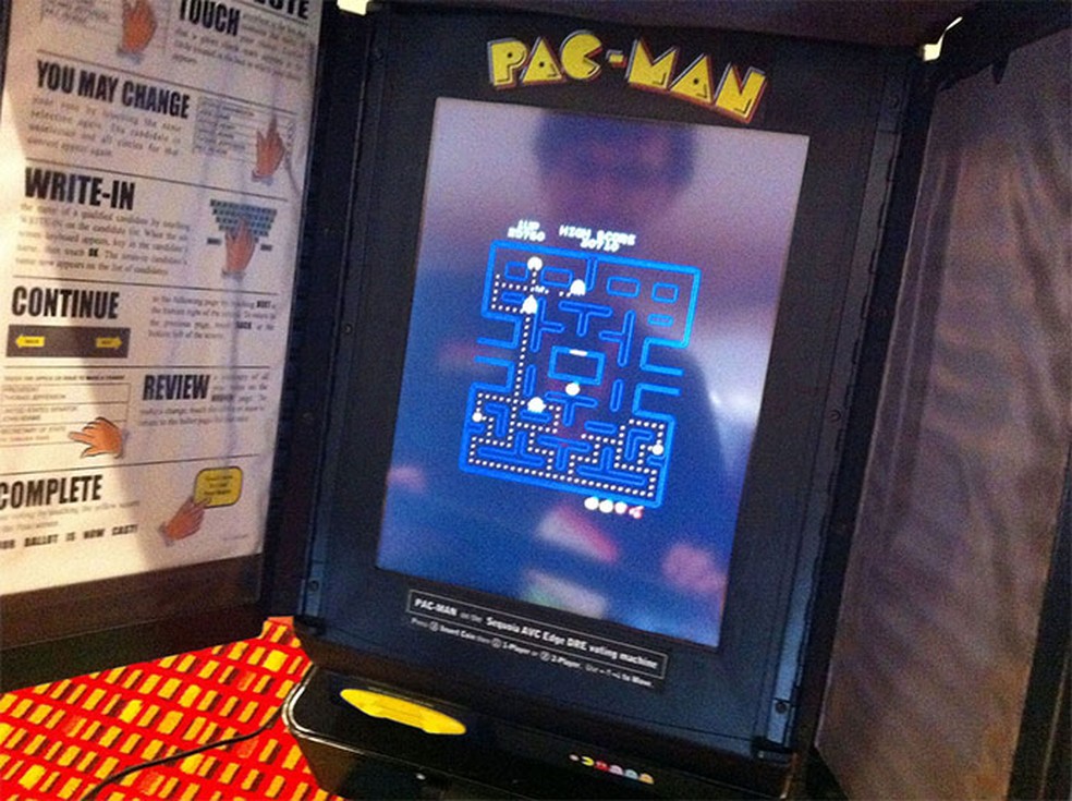  Máquina AVC Edge, usada nas eleições americanas, em 2008, foi modificada pelo professor Alex Halderman para executar o jogo Pac-Man em 2010. O pesquisador encontrou diversas vulnerabilidades que permitem a adulteração em urnas eletrônicas dos Estados Unidos e da Índia — Foto: Divulgação
