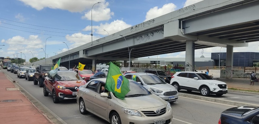 Carreata pró-Bolsonaro em Fortaleza em 1º de maio — Foto: Carlos Marlon/SVM