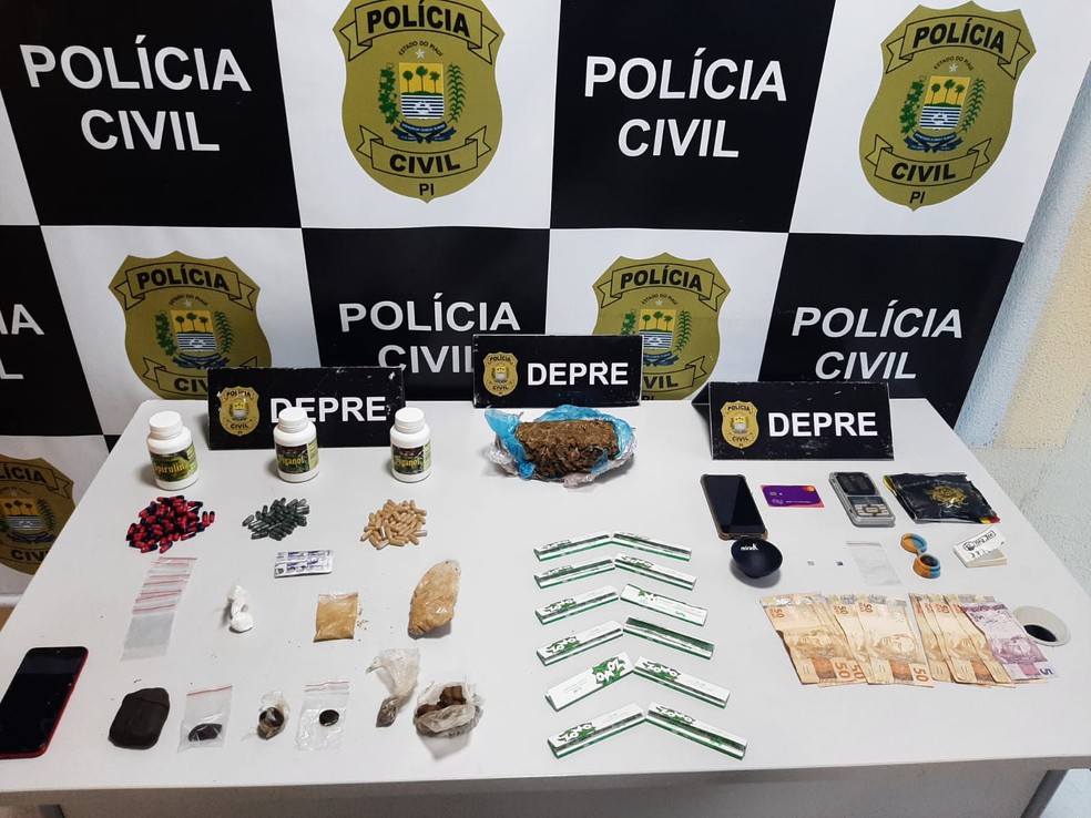 Jovens são autuados em flagrante com haxixe, maconha, cocaína, MDMA e LSD na rodoviária de Teresina — Foto: Divulgação/PCPI