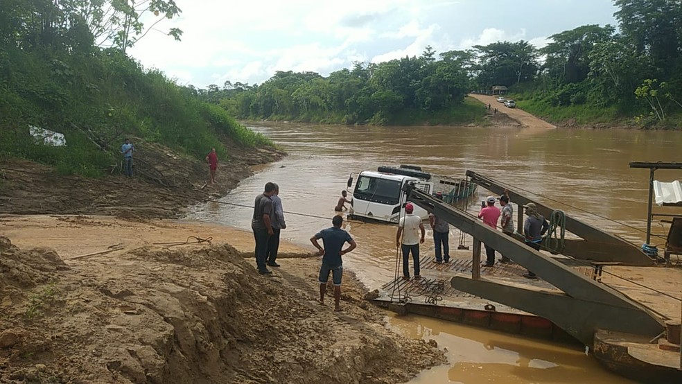 Ninguém ficou ferido e caminhão foi guinchado para fora do rio  — Foto: Asscom/Bombeiros 