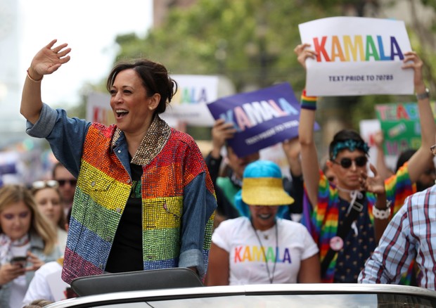 SAN FRANCISCO, CALIFORNIA - JUNE 30: Democratic presidential candidate U.S. Sen. Kamala Harris (D-CA) waves to the crowd as she rides in a car during the SF Pride Parade on June 30, 2019 in San Francisco, California. Sen. Harris spent the weekend in the S (Foto: Getty Images)