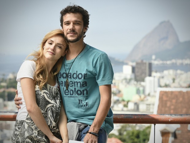 Isabelle Drummond e Jayme Matarazzo gravam em centro cultural no Rio (Foto: Raphael Dias/Gshow)