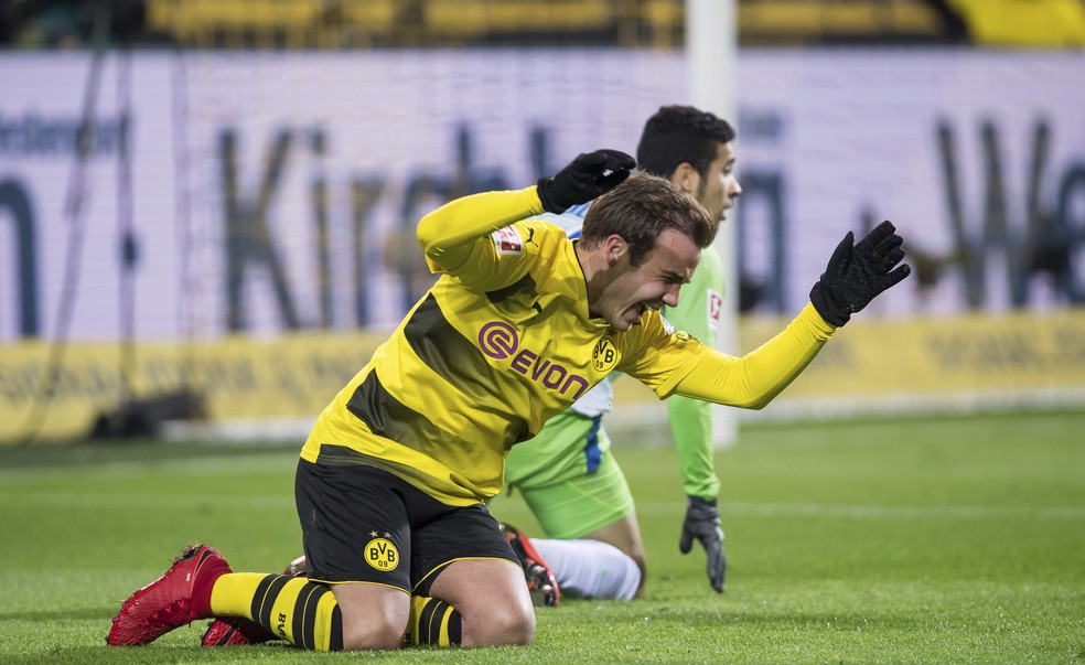 Mario Götze lamenta mais uma oportunidade desperdiçada pelo Borussia Dortmund (Foto: AP )