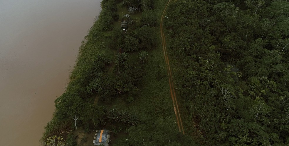 Estrada que passa por trás das comunidades ribeirinhas é utilizada para escoar produção em Porto Velho — Foto: Ruan Gabriel/Rede Amazônica