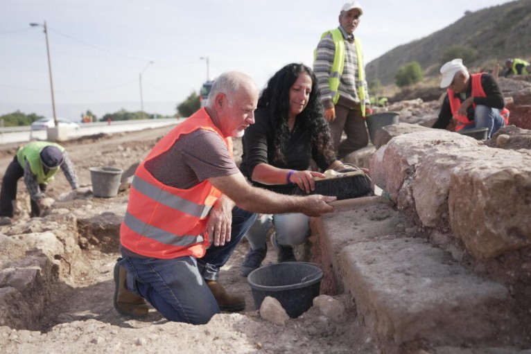 Sinagoga de 2 mil do período do Segundo Templo foi descoberta em vila às margens do Mar da Galileia (Foto: Israel Antiquities Authority/Reprodução/Facebook)