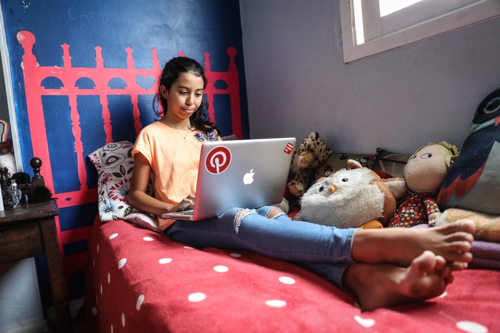 Além de frequentar cursos, Luisa estuda programação em casa, onde divide o tempo com o próprio computador e com seus bichos de pelúcia e outros brinquedos (Foto: Fábio Tito/G1)