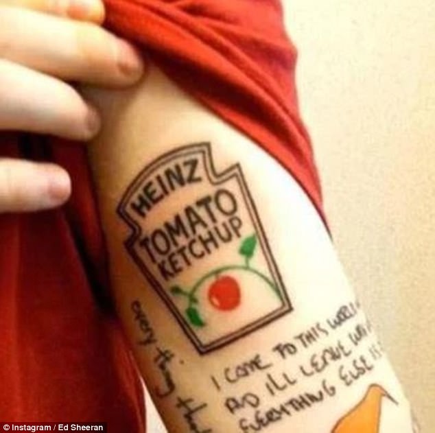 Ed Sheeran e sua tatuagem de ketchup (Foto: Reprodução)