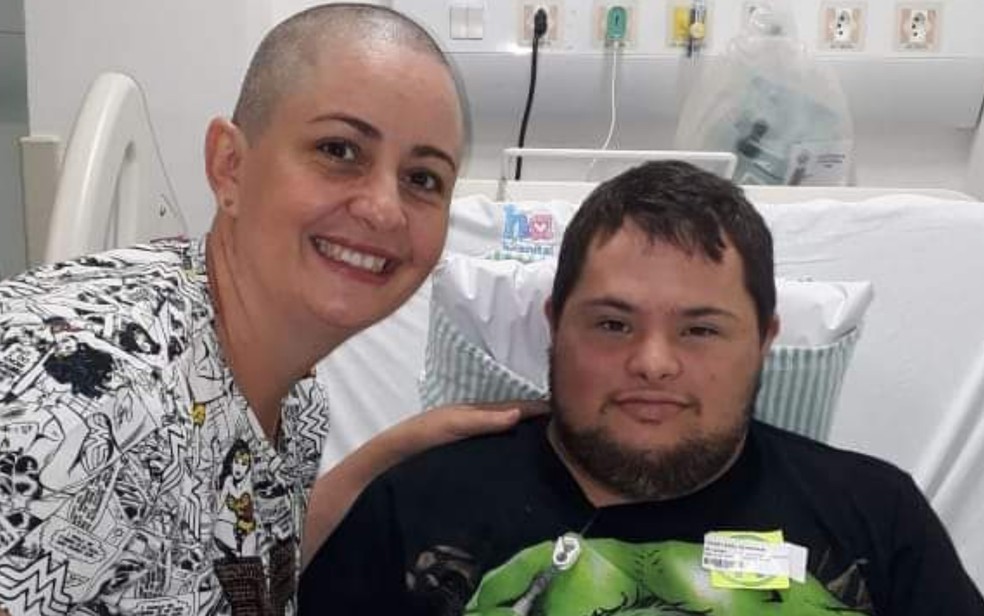 Luce Anne Pereira e o filho Lucas Tadeu de Morais em tratamento em Barretos Goiás — Foto: Reprodução/Arquivo pessoal