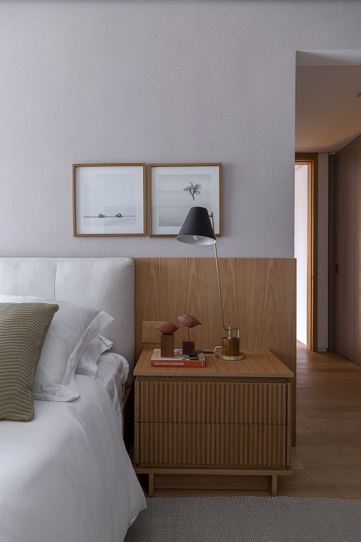QUARTO | A cabeceira, feita com madeira, torna o quarto mais aconchegante e relaxante (Foto: Divulgação / Rafael Renzo)