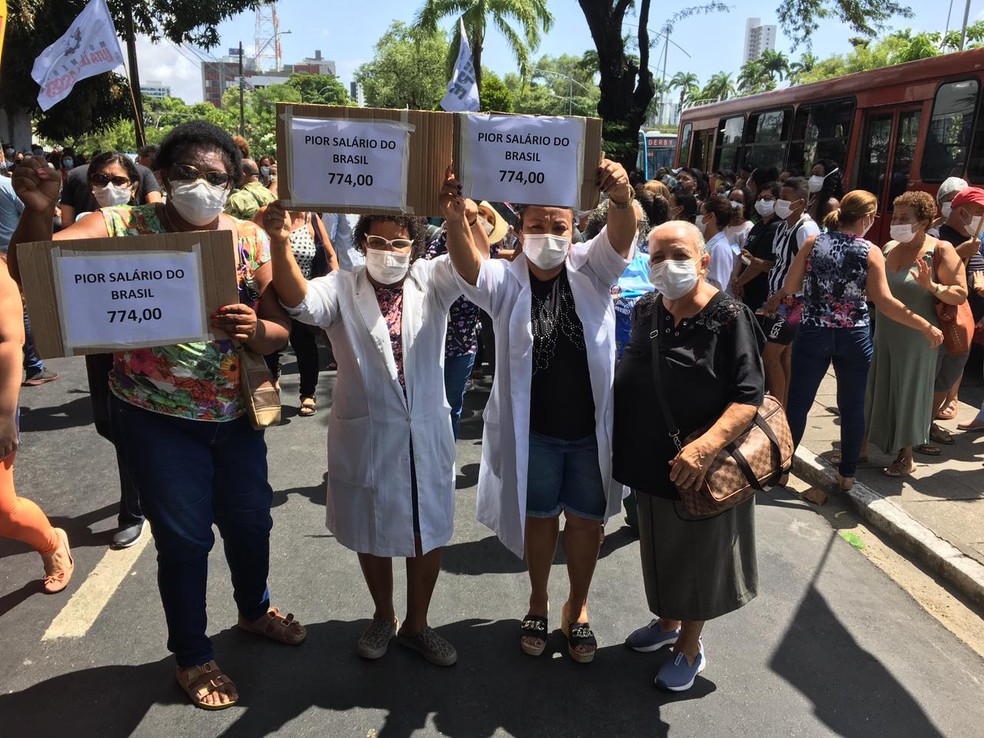 Enfermeiros e técnicos em enfermagem protestaram, no Recife, por reajuste salarial — Foto: Elvys Lopes/TV Globo