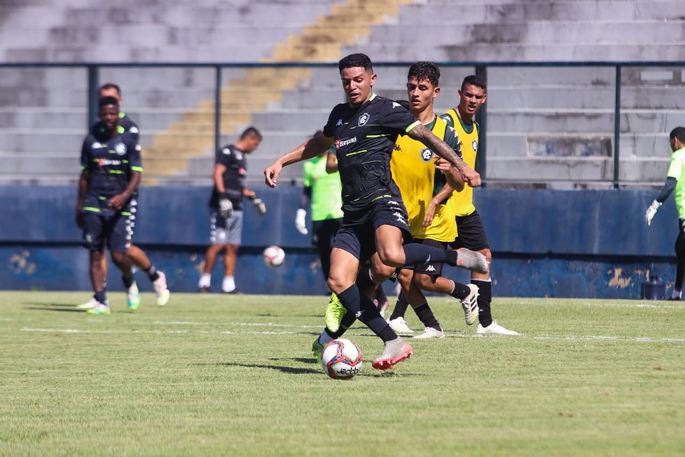 Equipe profissional do Remo em coletivo contra o sub-20 do clube — Foto: Samara Miranda/Ascom Remo