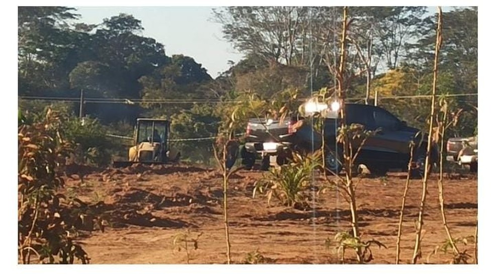 Pá-carregadeira faz escavação em propriedade rural do ex-vereador — Foto: PC-RO/Reprodução