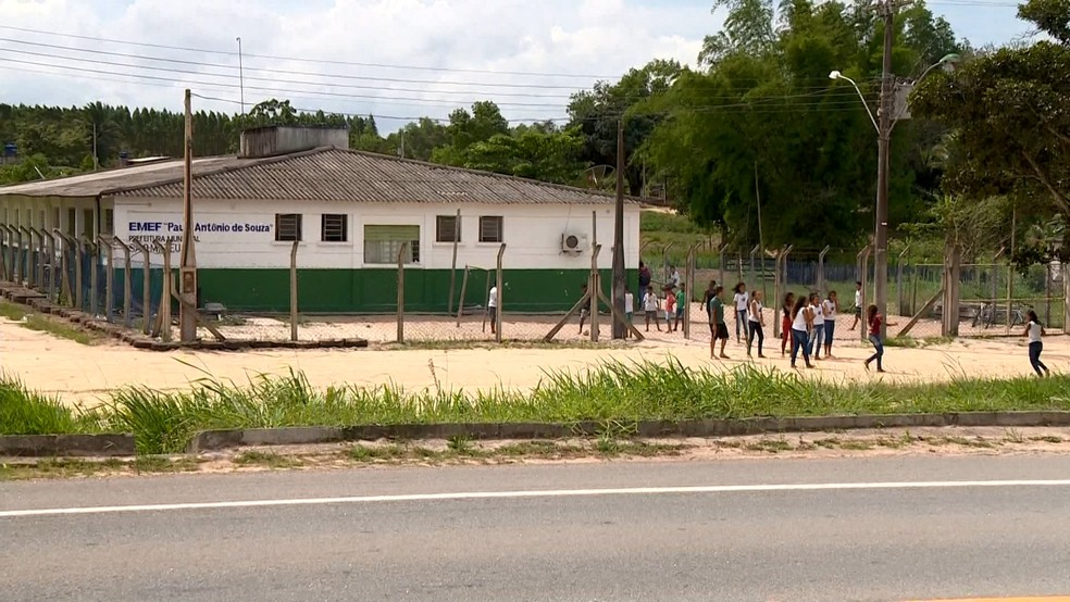Escola fica próxima a trecho de rodovia onde aconteceu o acidente, em São Mateus  — Foto: Raphael Verly/ TV Gazeta 