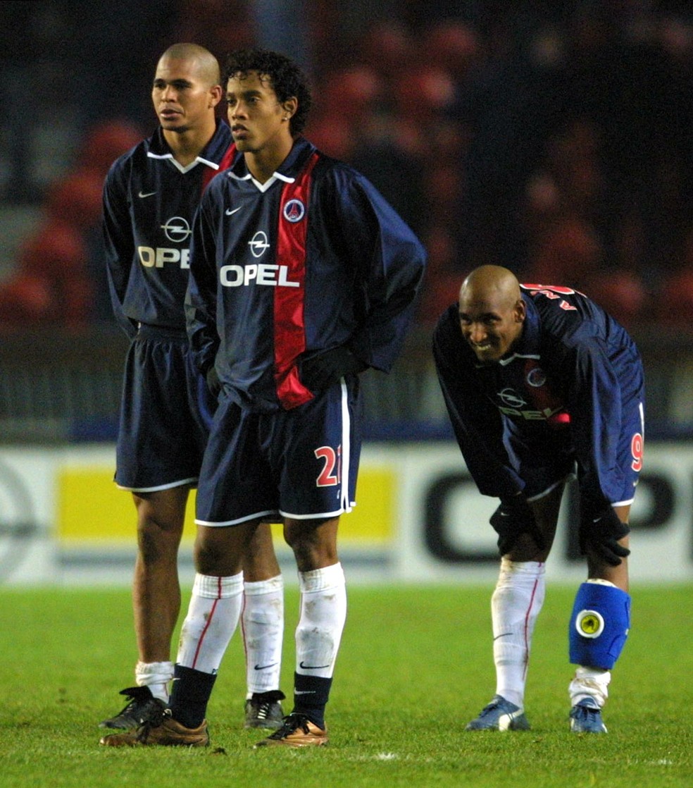 Chulapa, Ronaldinho e Anelka no PSG — Foto: JACQUES DEMARTHON / AFP