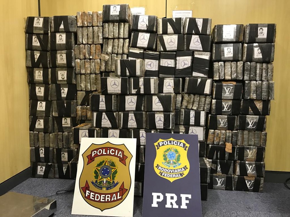 O homem e a droga foram levados para a SuperintendÃªncia da PolÃ­cia Federal, em Curitiba â€” Foto: PolÃ­cia Federal/DivulgaÃ§Ã£o