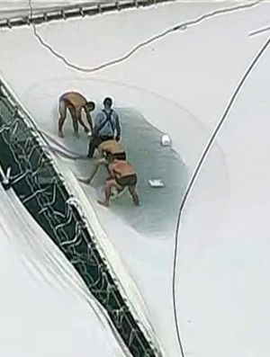 FRAME - estádio Maracanã alagado (Foto: TV GLOBO)