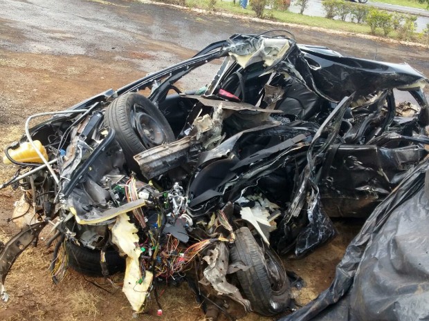 Carro onde estavam os jovens ficou destruído após acidente na BR-153, em Santo Antonio da Platina (Foto: Divulgação/PRF)