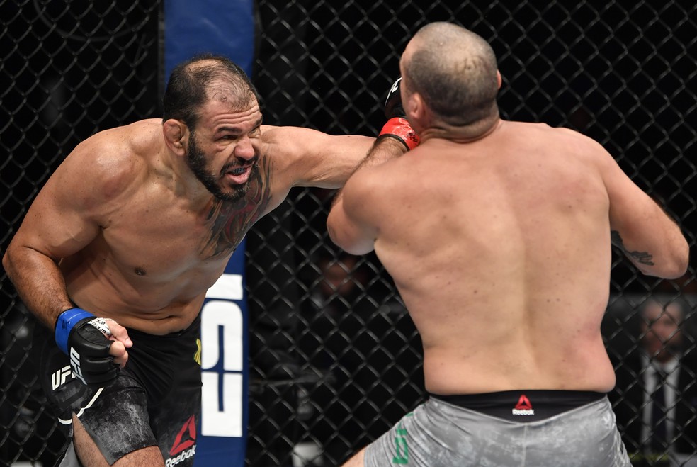 Rogério Minotouro golpeia Maurício Shogun no UFC: Whittaker x Till — Foto: Getty Images