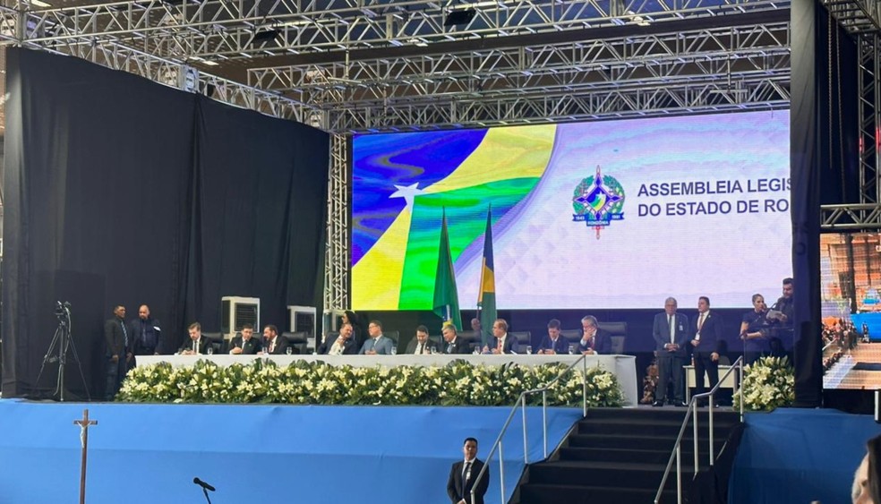 Mesa com autoridades na cerimônia de posse dos deputados estaduais em Rondônia  — Foto: Jaíne Quele Cruz