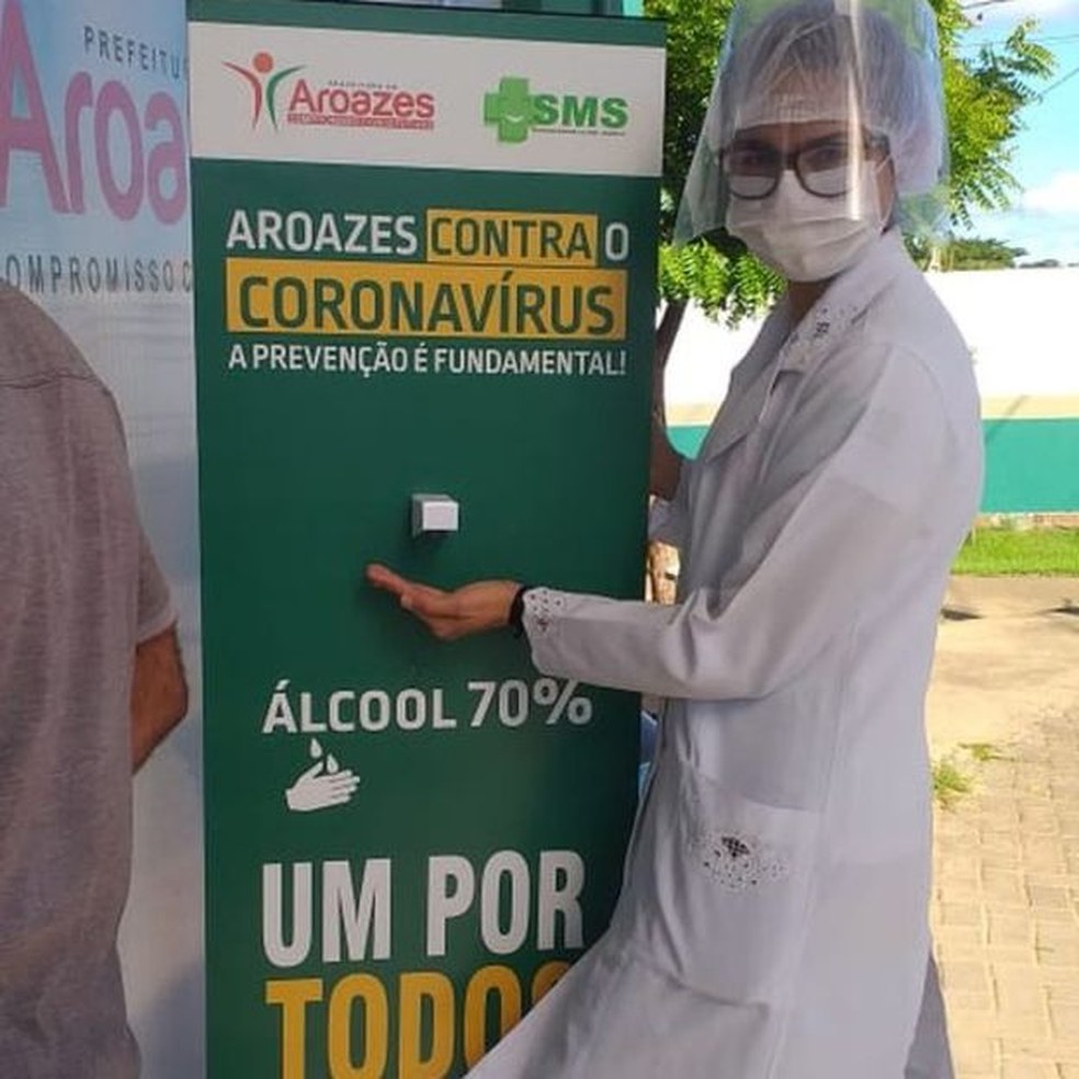Cidade de totens com álcool em gel que são ativados com o pé — Foto: Secretaria da Saúde de Aroazes/Divulgação