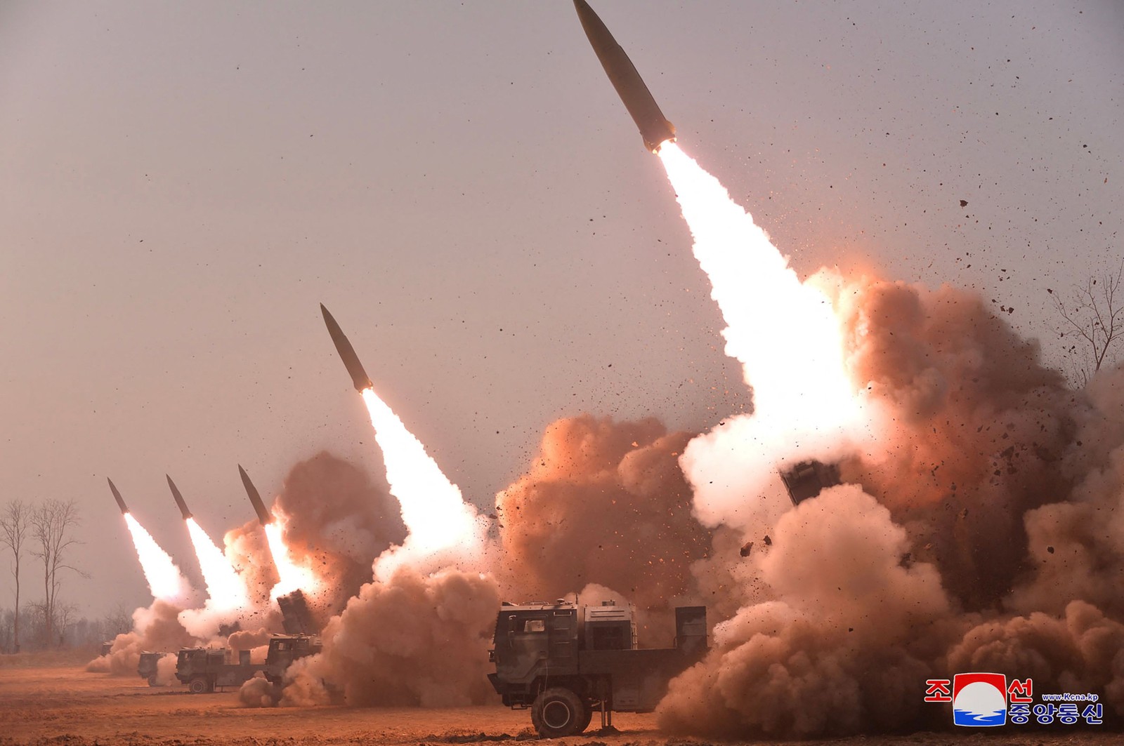 Imagem divulgada pela agência estatal da Coreia do Norte mostra disparo de mísseis da unidade de Artilharia Hwasong, responsável por importantes missões operacionais da Frente Ocidental do Exército do Povo Coreano — Foto: AFP