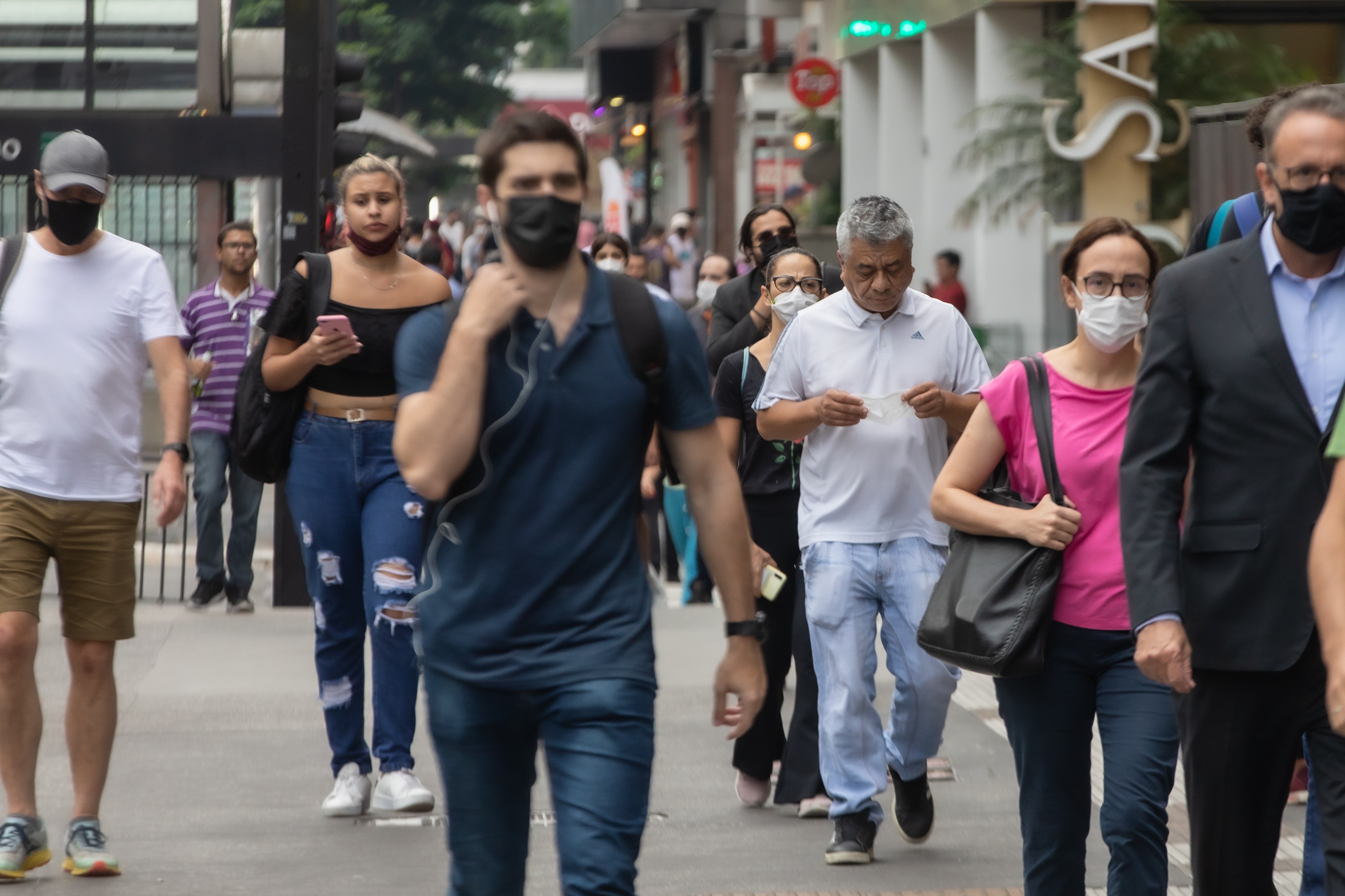 O que aconteceu nos países que acabaram com as restrições contra a covid