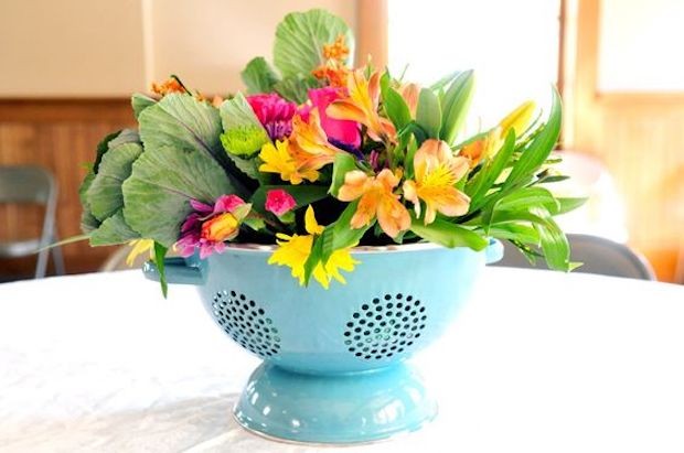 Para um chá de panela bem temático, use acessórios de cozinha para colocar as flores (Foto: Pinterest / Reprodução)