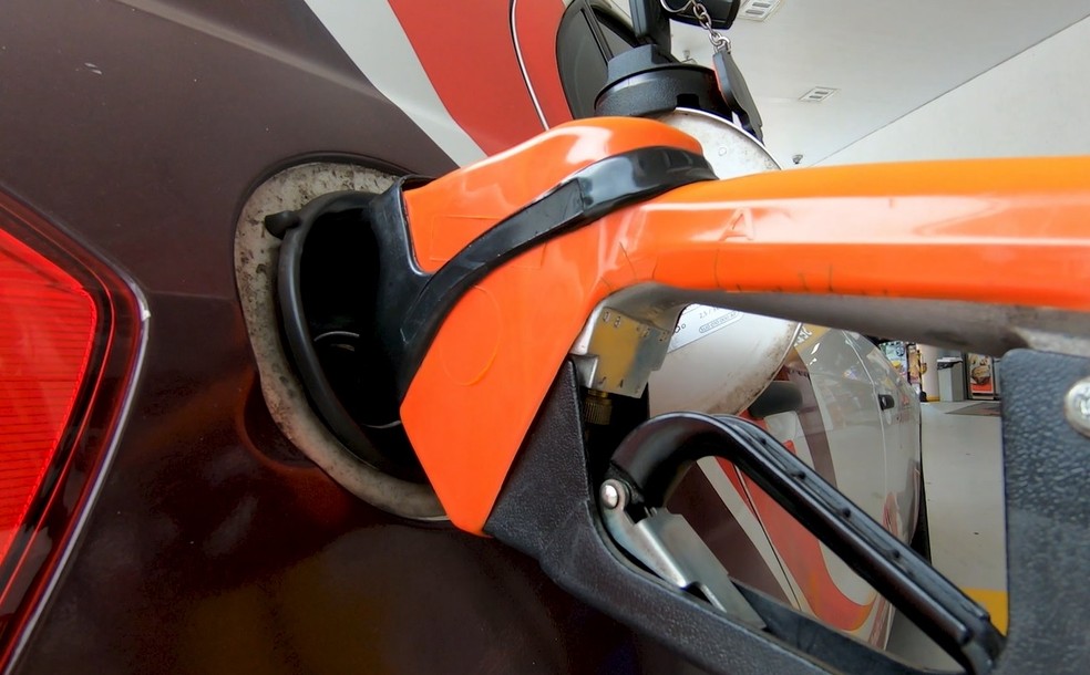 Somado a situação interna do país, desvalorização da moeda e barril do petróleo mais caro deixam o preço do combustível mais caro — Foto: Autoesporte