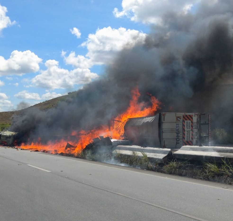 Carreta tomba e pega fogo em rodovia de Alagoas — Foto: Arquivo pessoal/ Cristiano Guedes