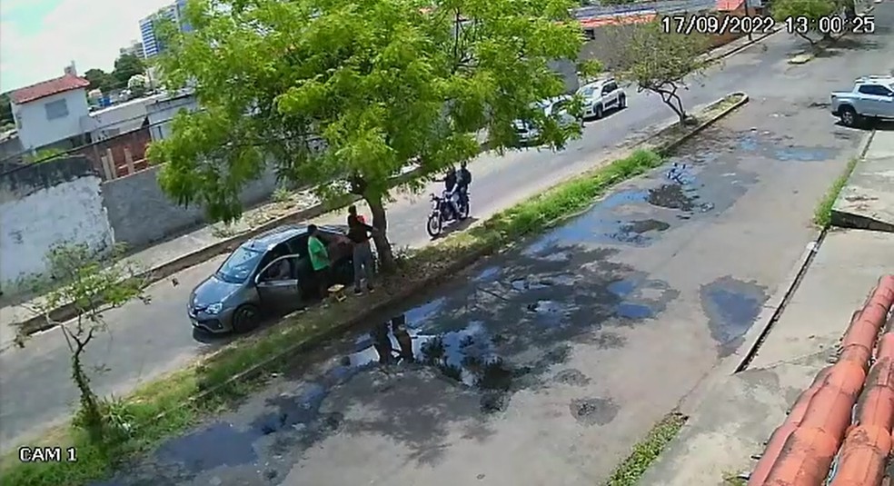 Amigos são assaltados ao socorrer vizinha com o carro no prego em Teresina — Foto: Reprodução