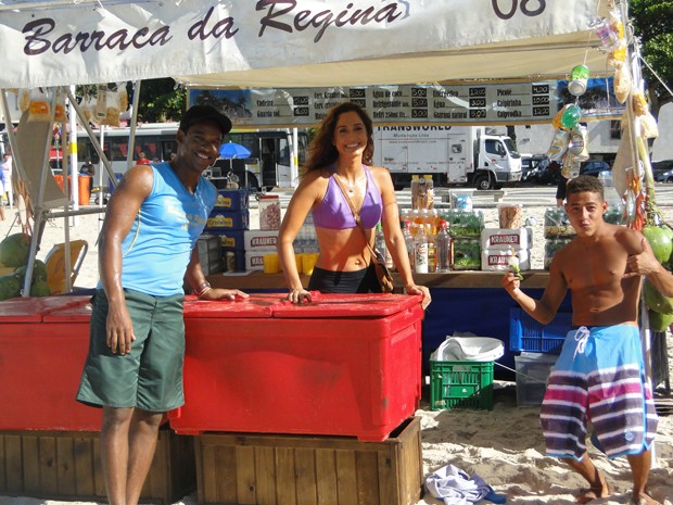 Camila Pitanga, sempre diva, com os atores Alex Brasil (à direita) e Peter Brandão (Foto: Juliana Lessa/Gshow)
