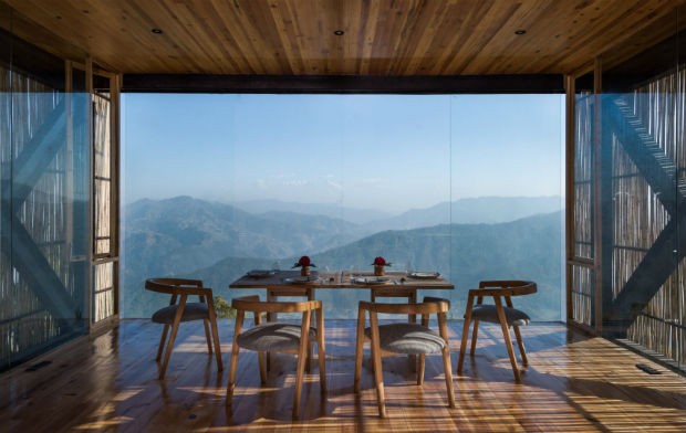 Bambu e vidraças revestem este hotel no Himalaia (Foto: Divulgação)
