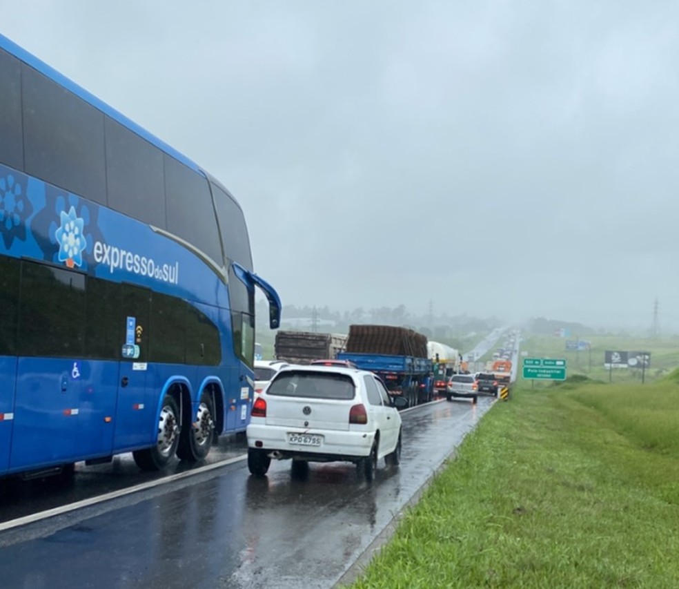 Interdição na Via Dutra provoca longo congestionamento — Foto: Isabela Campos/TV Rio Sul