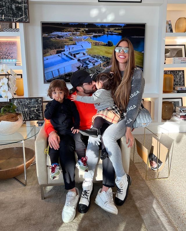 Romana Novais e Alok com os filhos Raika e Ravi (Foto: Reprodução / Instagram)