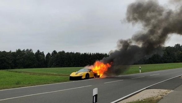 Ferrari avaliada em R$ 2,3 milhões pega fogo na Alemanha e motorista se salva  (Foto: Reprodução)