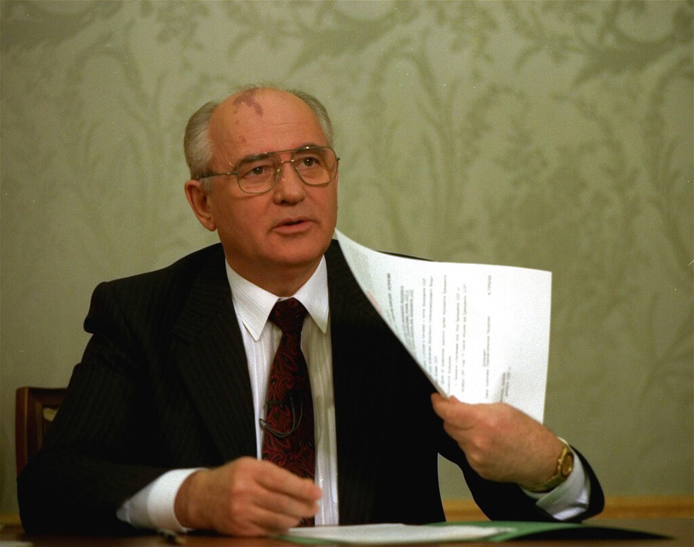Mikhail Gorbachev exibe o decreto renunciando ao controle de armas nucleares ao presidente russo Boris Yeltsin após sua assinatura no Kremlin em Moscou em 25 de dezembro de 1991, — Foto: Arquivo AP